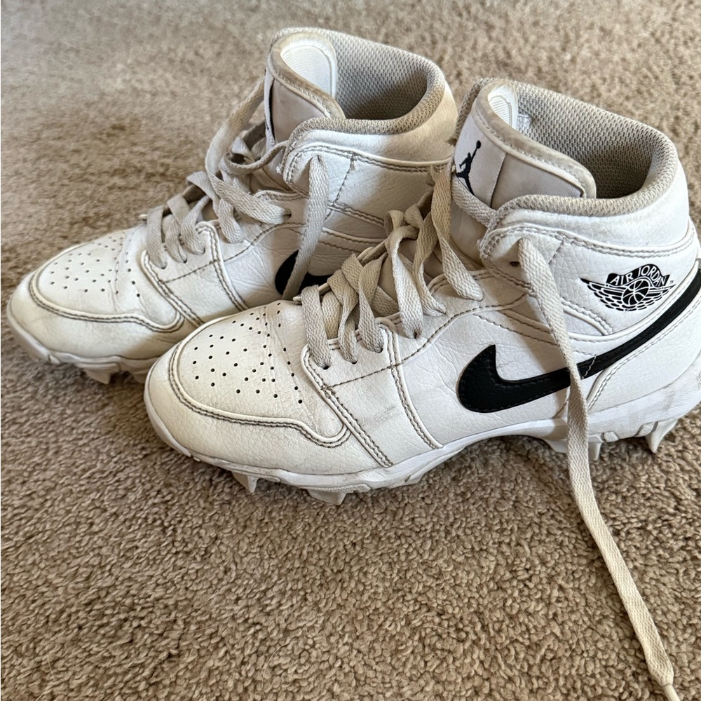 Nike White and Black Athletic Cleats